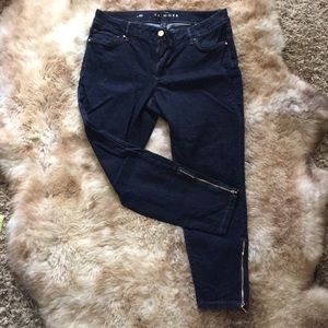 Like new 8S WHBM dark wash ankle jeans, zip detail
